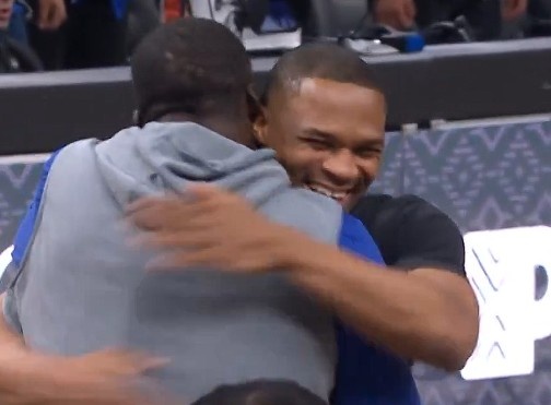 pg游戏-场下都是哥们儿！威少与德罗赞“围殴”追梦 随后三人大笑拥抱